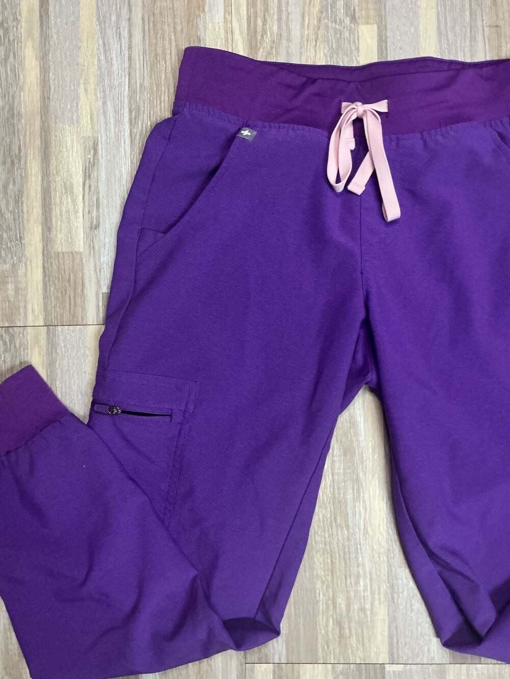 FIGS Discontinued Ultra Violet Women's Scrub Set Catarina top Zamora joggers - Picture 10 of 11